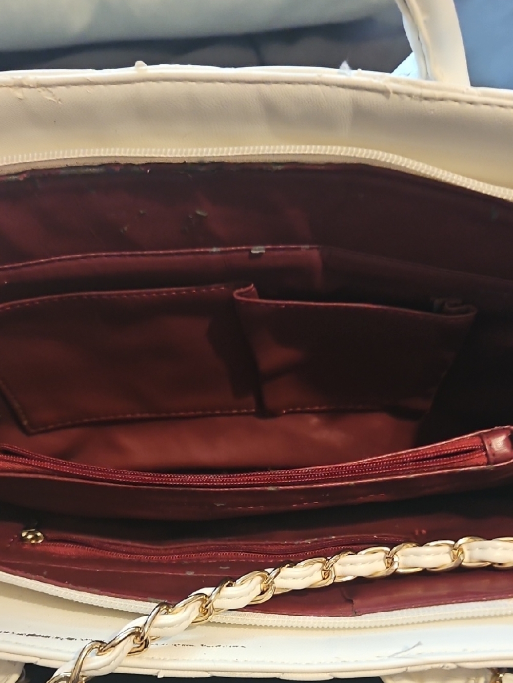CHANEL White Quilted Leather Shoulder Bag with Gold Chain - READ - Picture 8 of 9